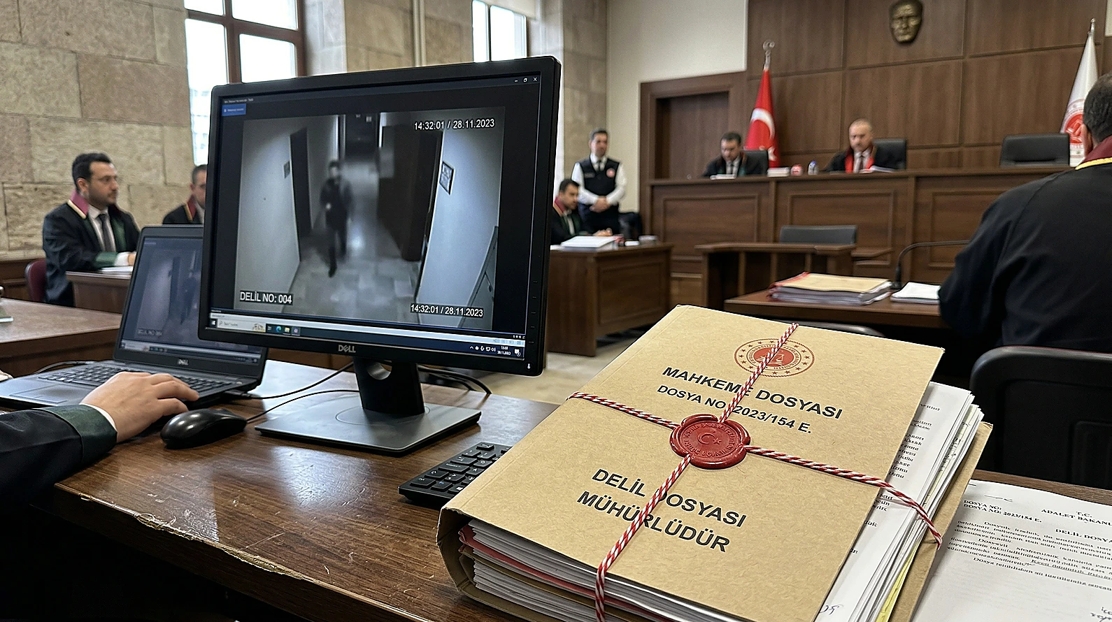 Yargılama sürecindeki dijital delil incelemesi.