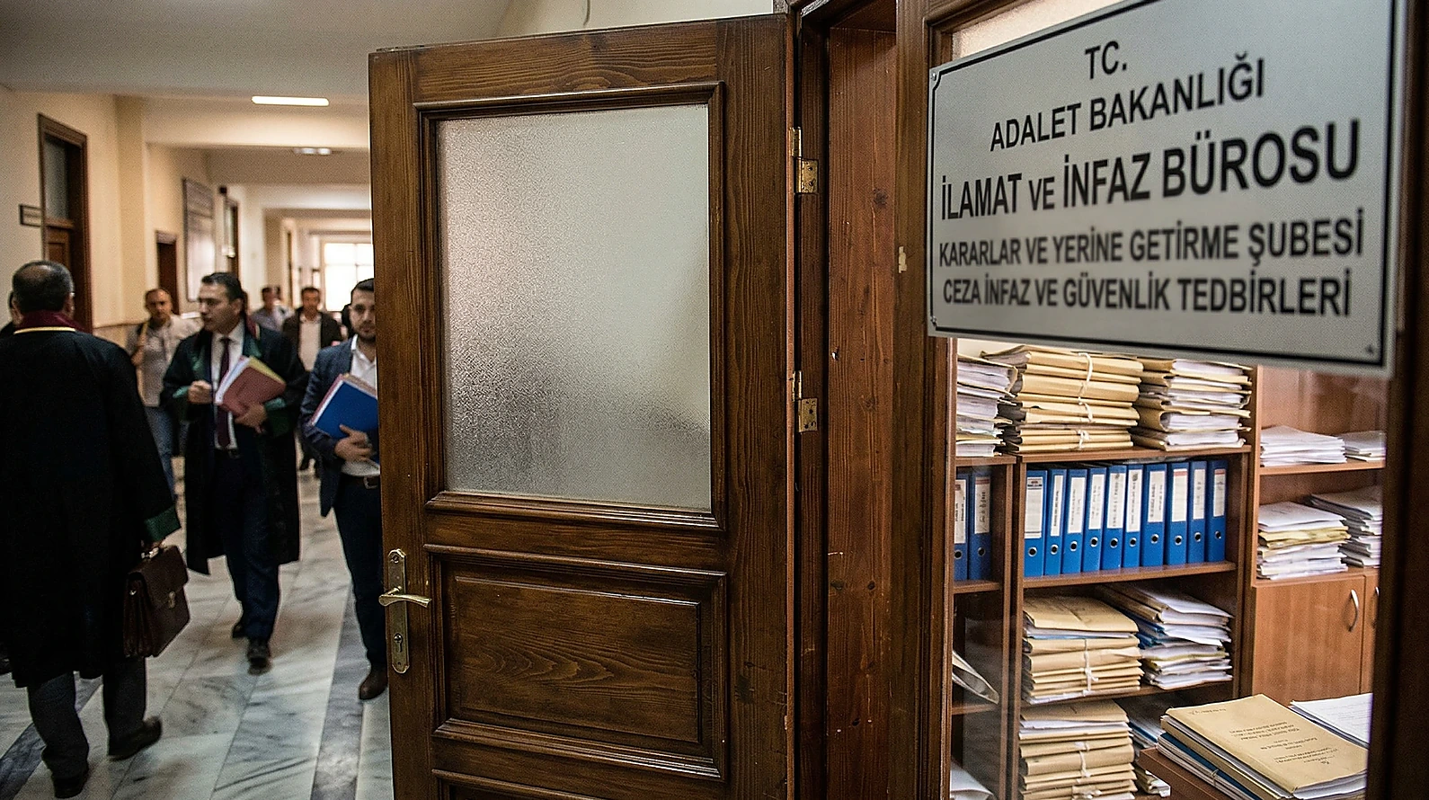 Adliye içerisindeki infaz bürosu ve evrak takip süreci.