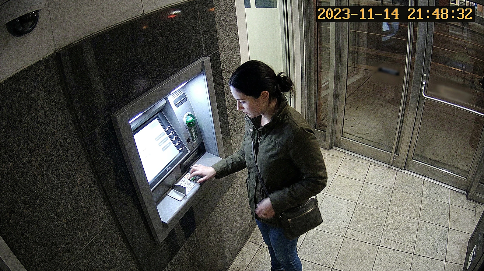 ATM güvenlik kamerası görüntüsü üzerinde teknik inceleme detayı.