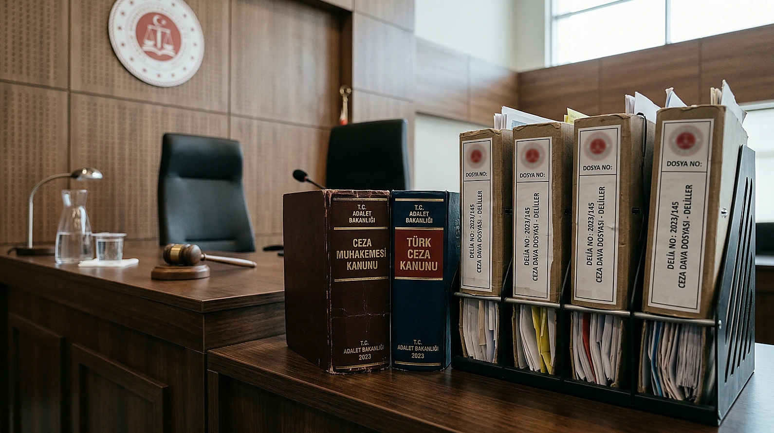 Mahkeme salonunda CMK ve TCK kanun kitapları ve delil dosyaları.
