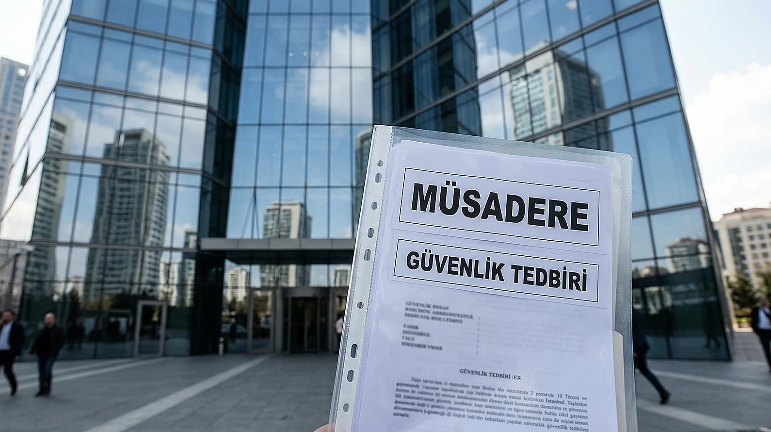 Tüzel kişilere yönelik güvenlik tedbirlerini simgeleyen dosya ve kurumsal bina.