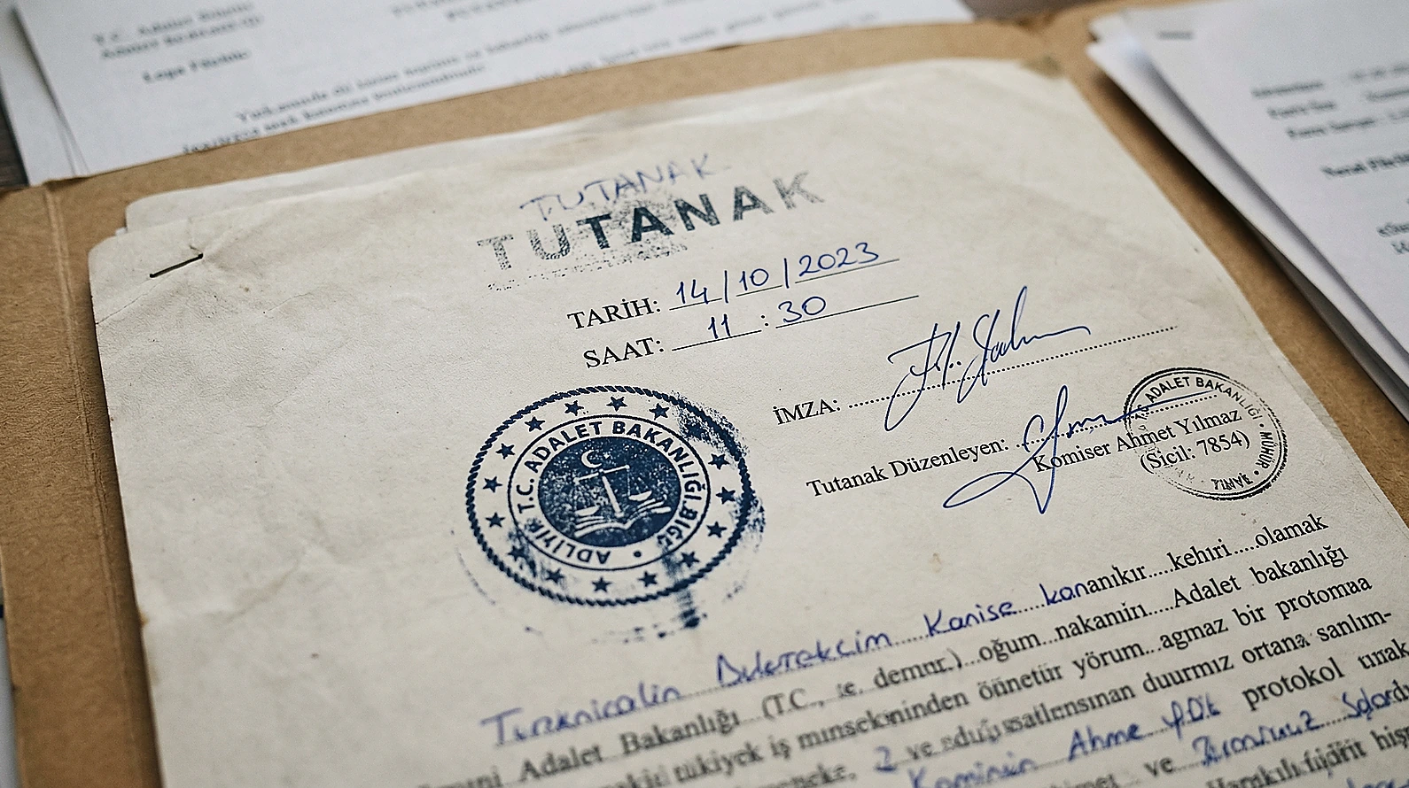 Resmi bir soruşturma tutanağının zorunlu unsurlarını gösteren yakın çekim.