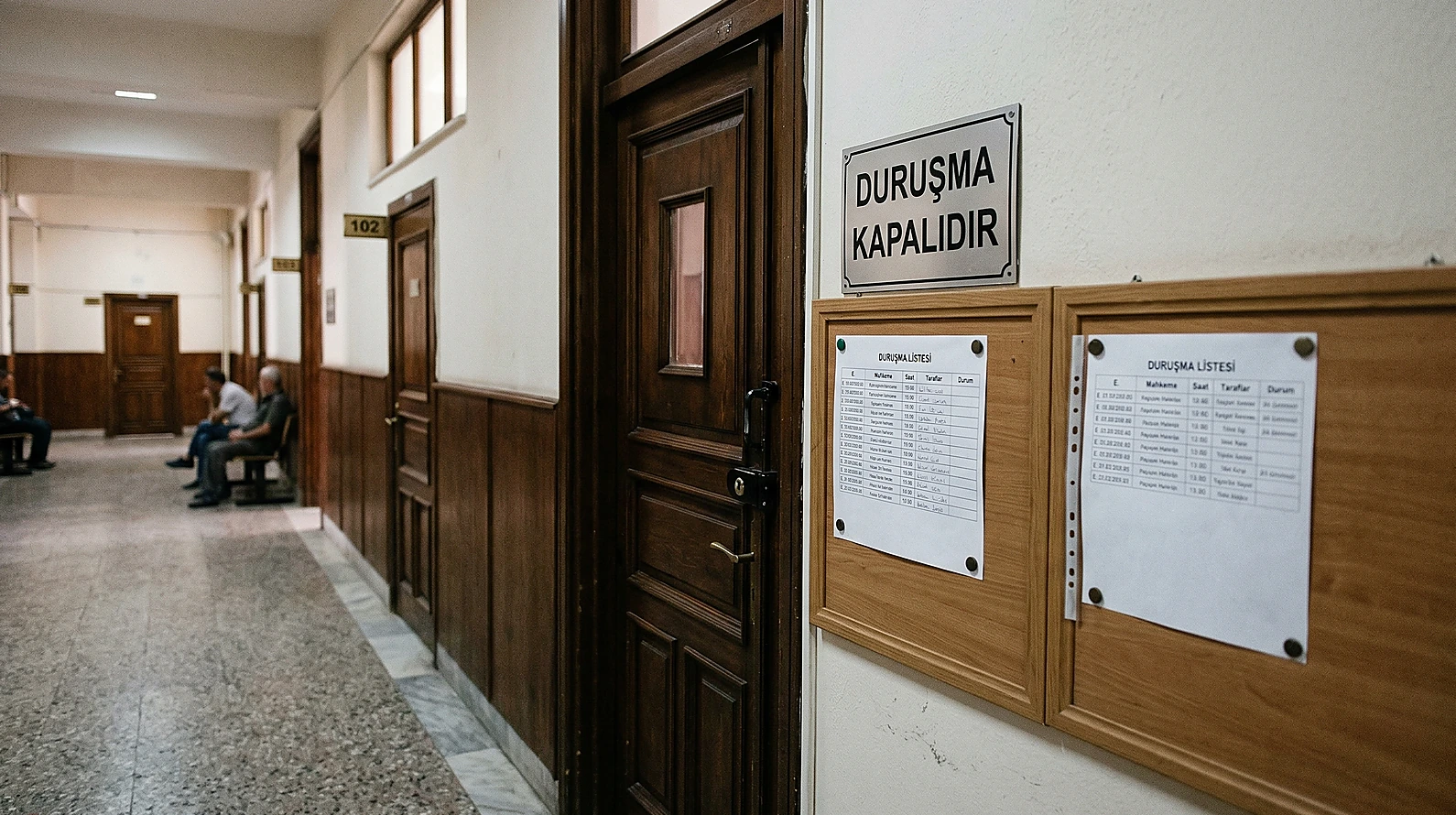 Duruşma salonu girişindeki kapalılık bildirimini gösteren hukuki görsel.