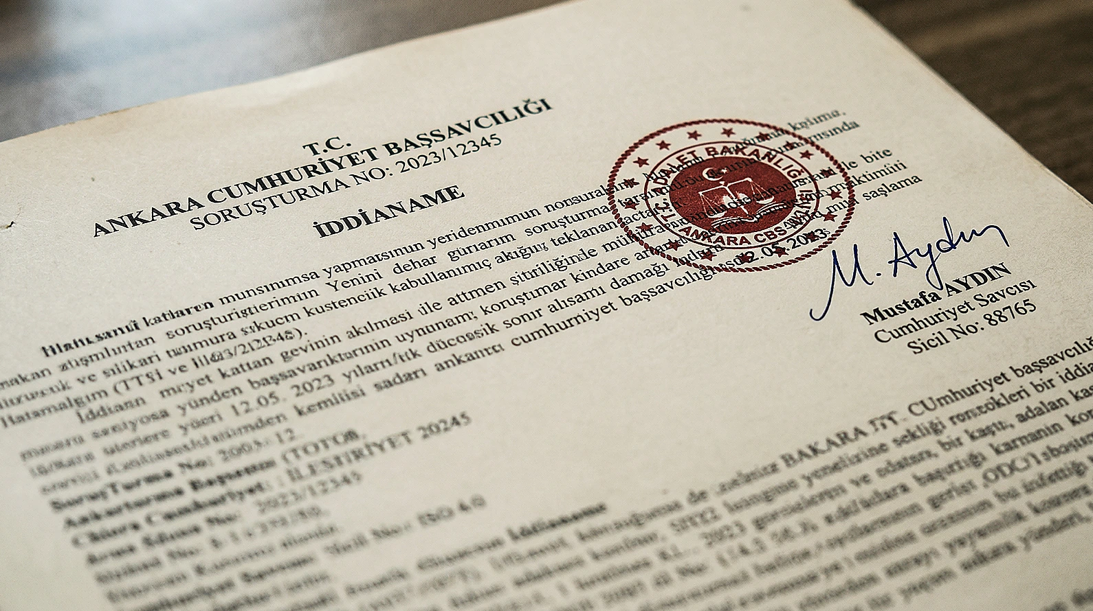 Resmi iddianame belgesi ve adli mühür detay çekimi