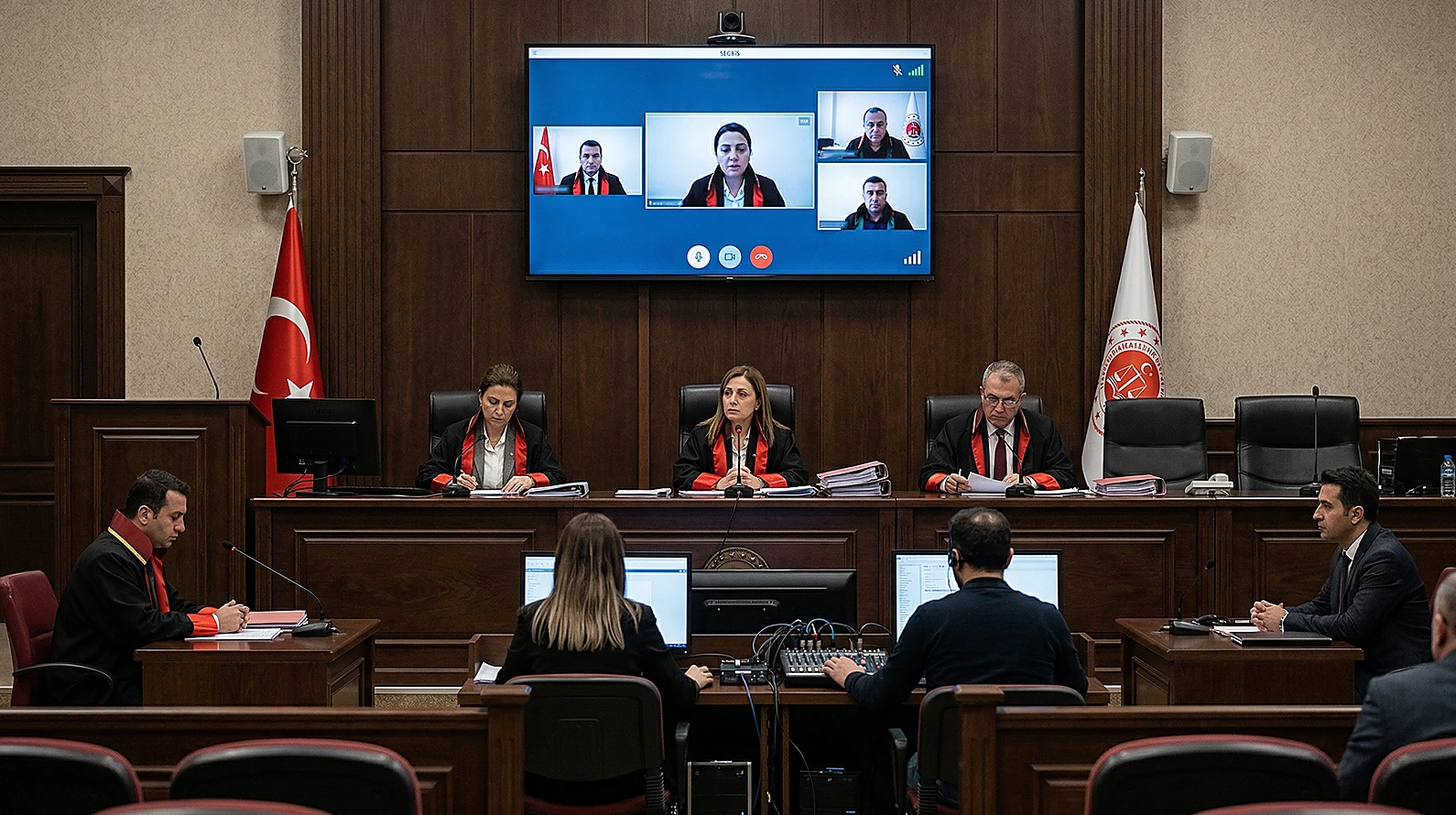 Mahkeme salonunda SEGBİS sistemi üzerinden yapılan duruşma kurgusu.