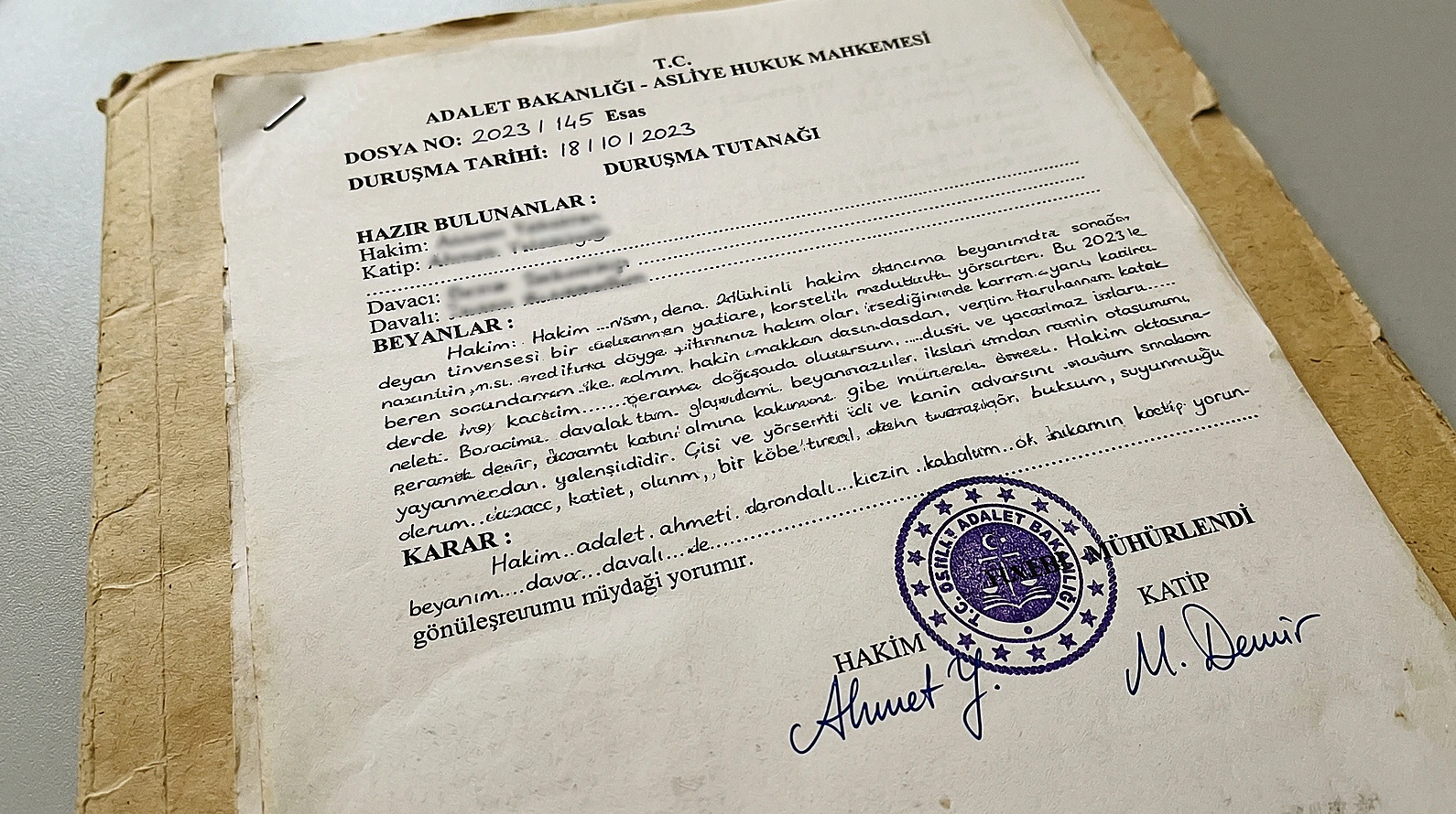 Resmi mühürlü duruşma tutanağının adli ispat gücünü simgeleyen belge detayı.