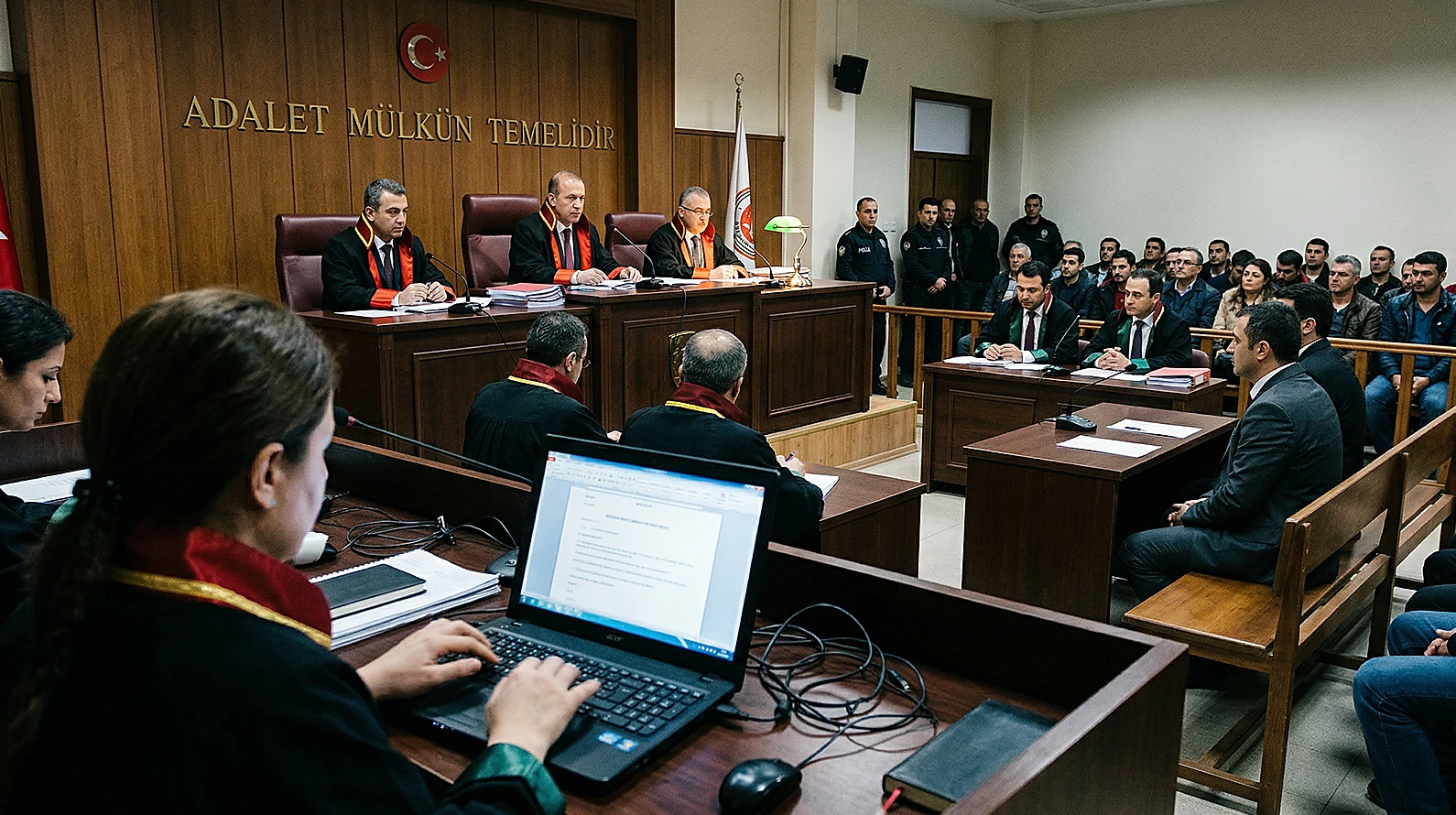 Ceza muhakemesi duruşma salonu düzeni ve delillerin tartışılması aşaması.