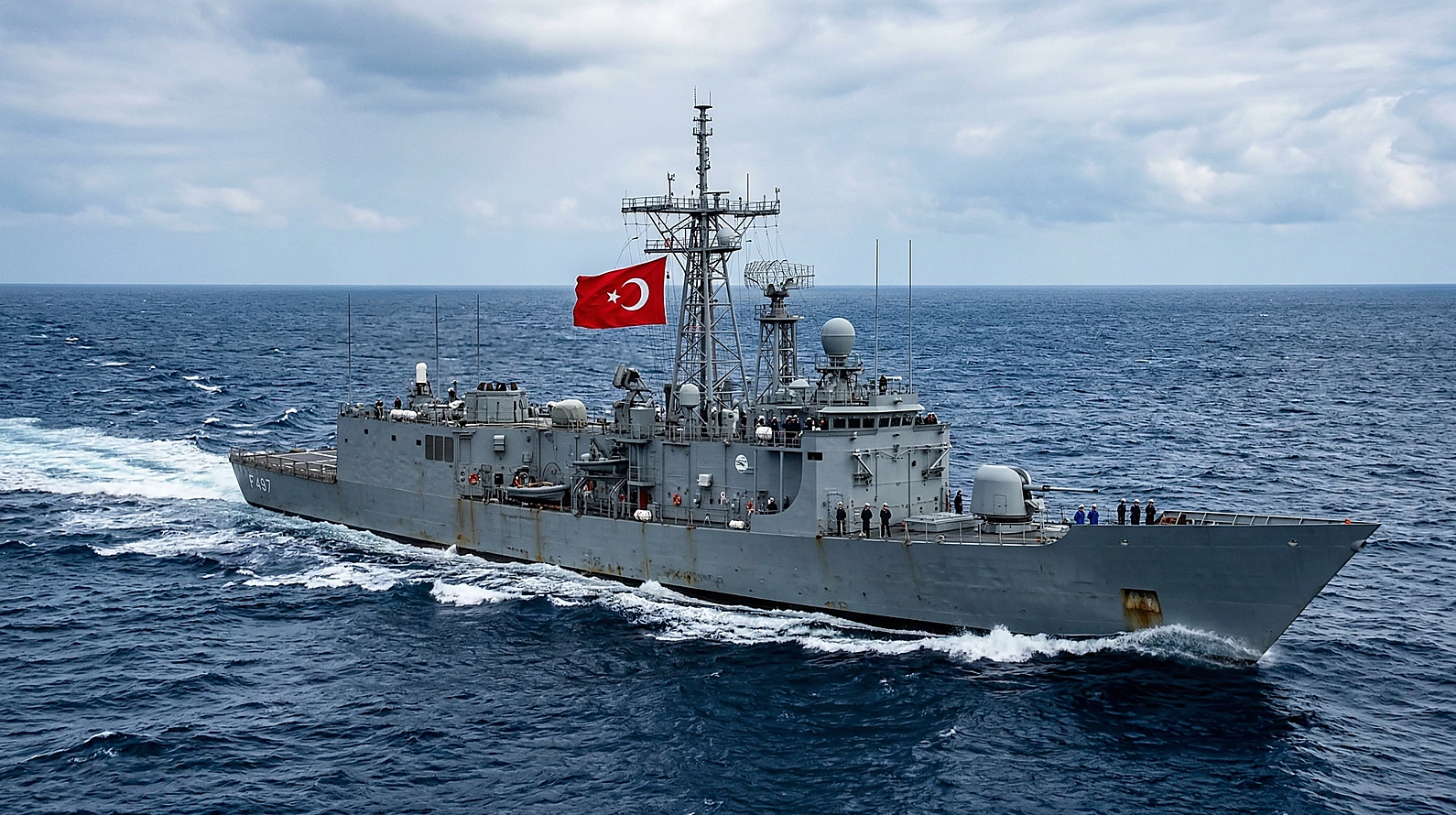 Türk bayraklı bir geminin açık denizdeki seyri ve ceza yetkisi temalı görsel.