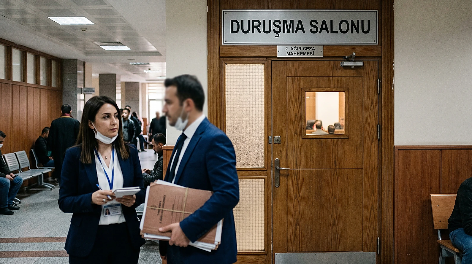 Duruşma salonu önünde savunma hakkı ve tercüme yardımı kavramını simgeleyen görsel.