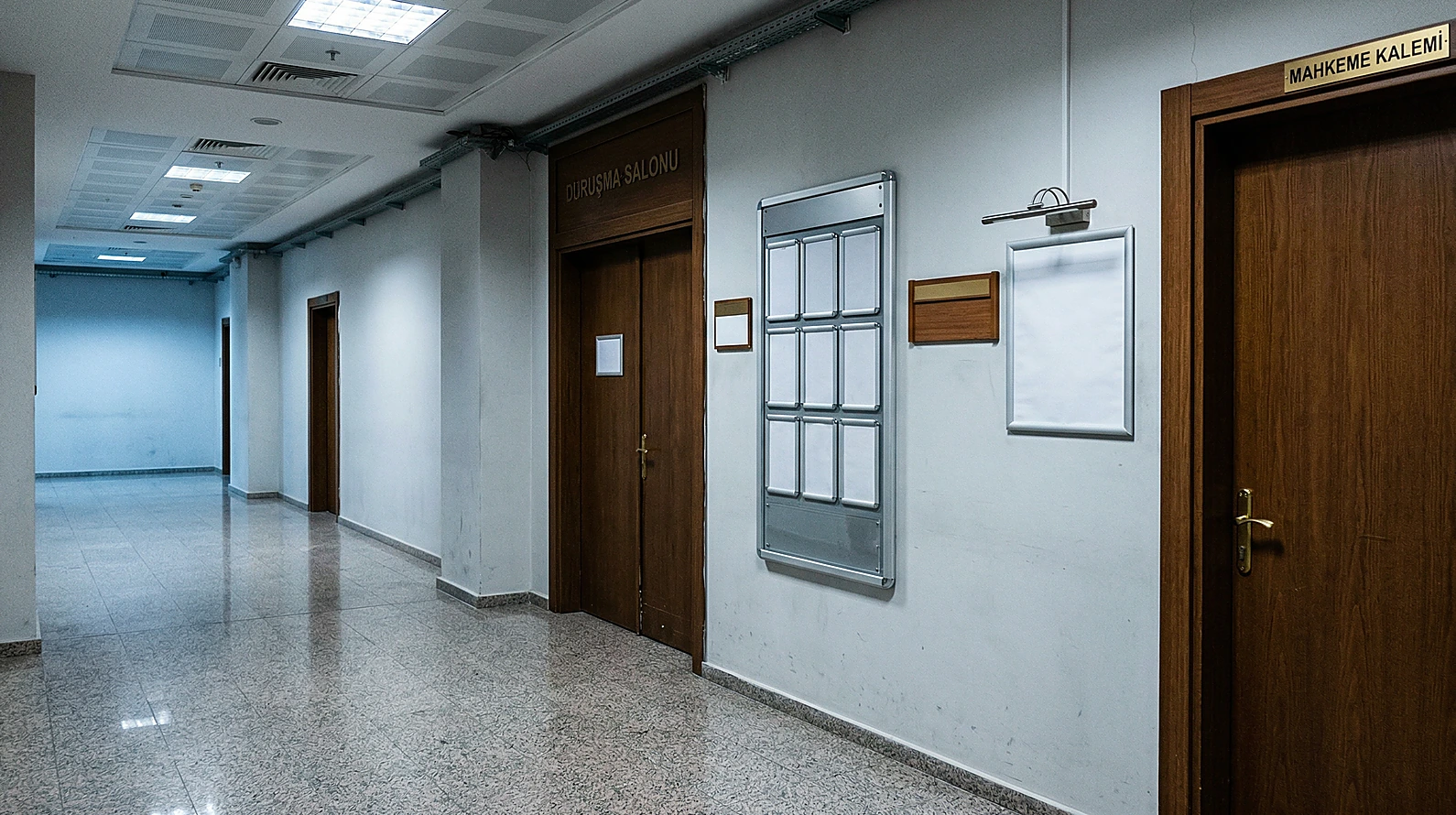 Üçüncü kişilere karşı açılan davaların hukuki ortamı ve adliye koridoru.