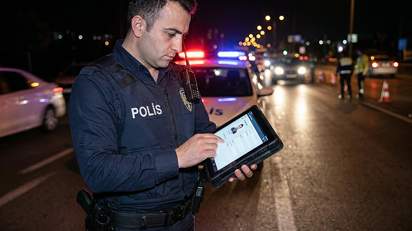 Başkasına ait kimlik bilgilerinin kullanılması suçunda kolluk kontrolü sahnesi.