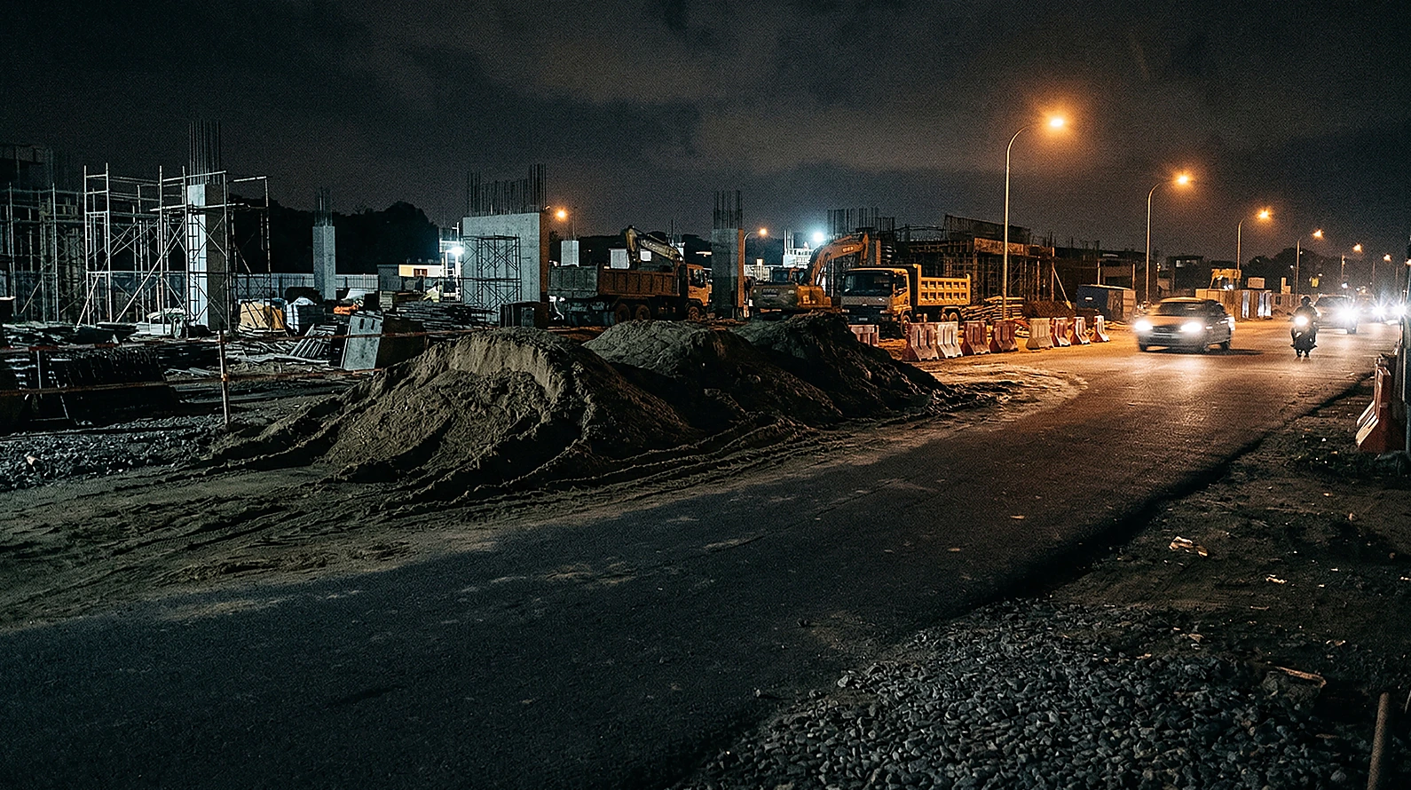 Yetersiz işaretlenmiş yol çalışması sahası ve trafik riski.