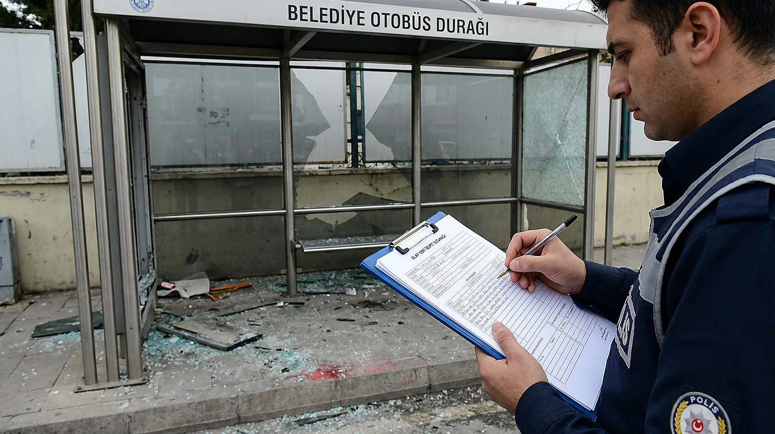 Kamu malına zarar verme suçunda olay yeri incelemesini temsil eden görsel.