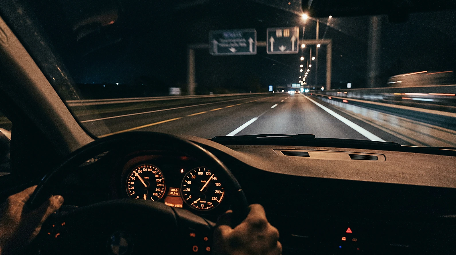 Trafik kazalarında hız ve bilinçli taksir ilişkisini temsil eden görsel.